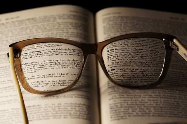 brille auf einem buch