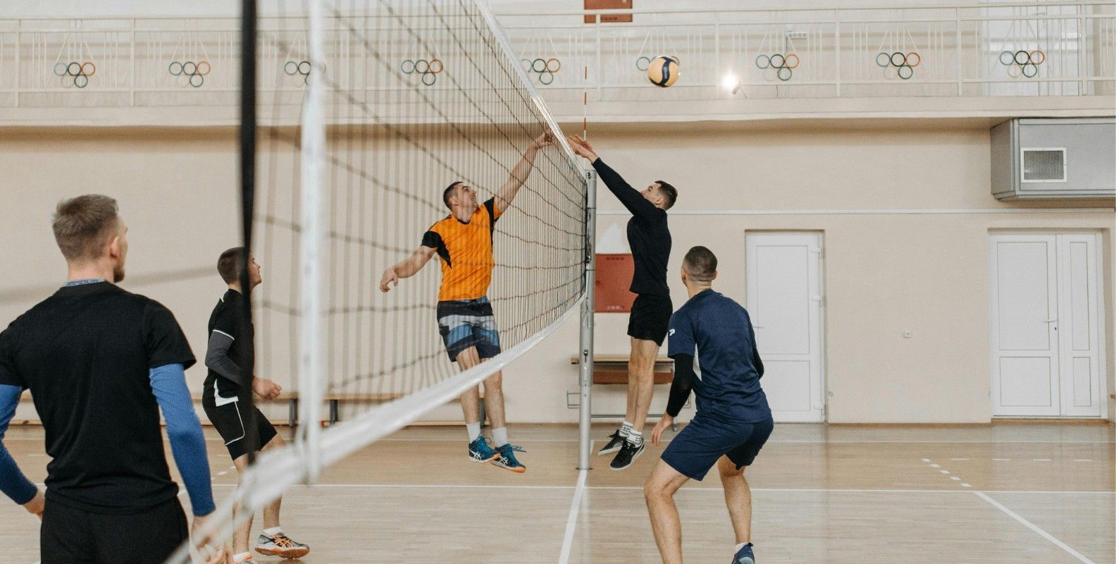 Volleyballmannschaft spielt Volleyball in Wien