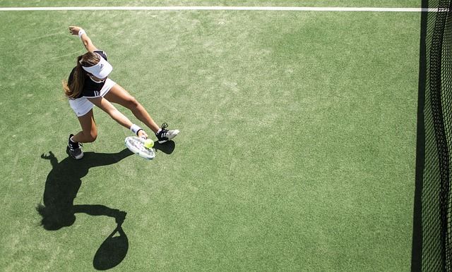 Frau spielt Tennis