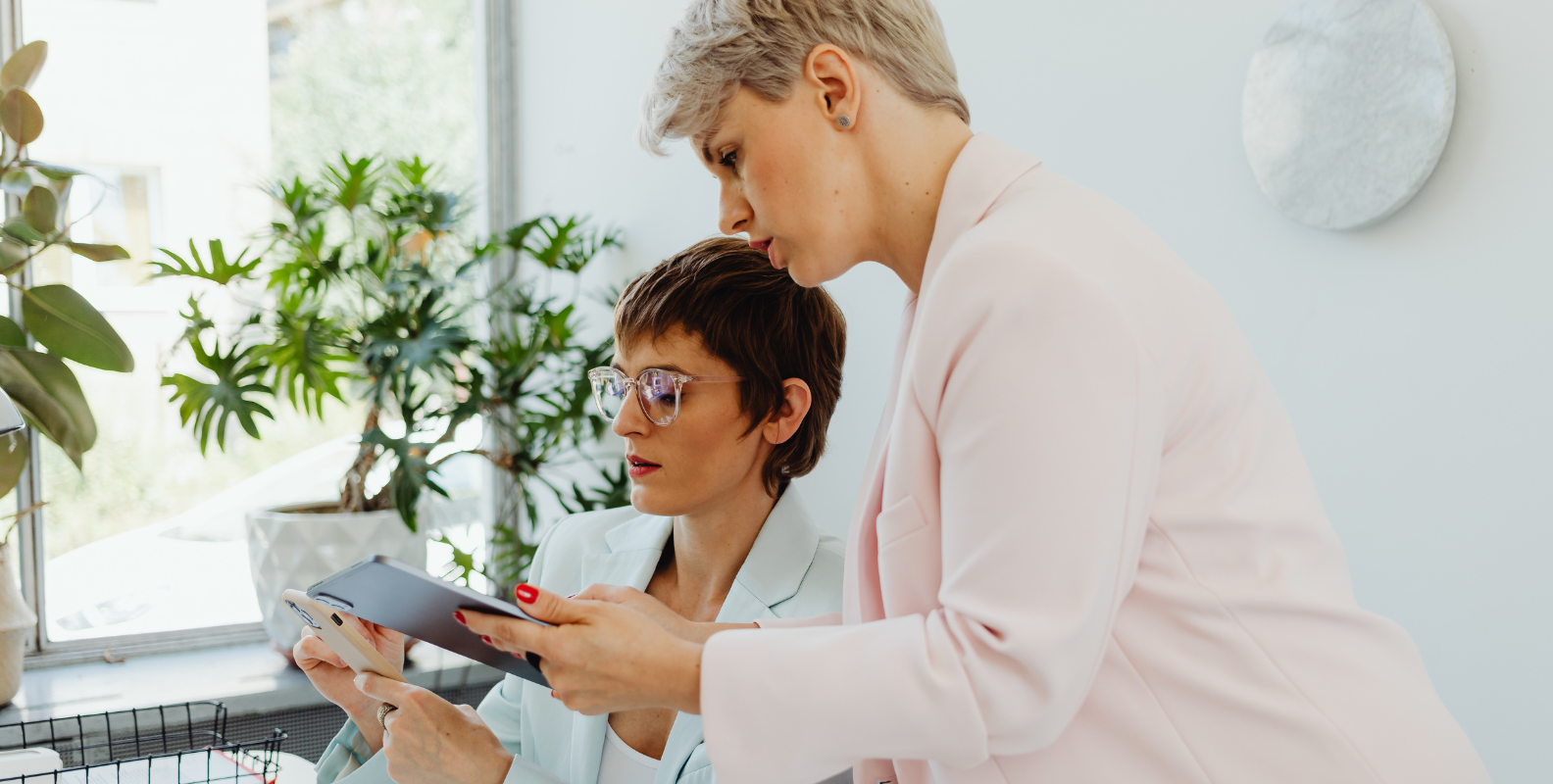 Zwei Frauen unterhalten sich, Tablet