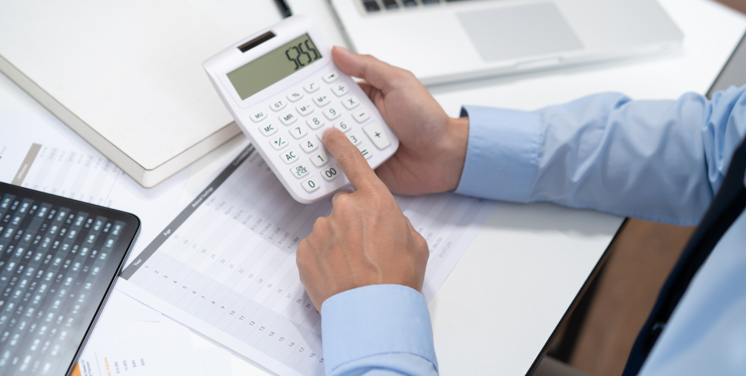 Taschenrechner, Unterlagen, Mann am Schreibtisch