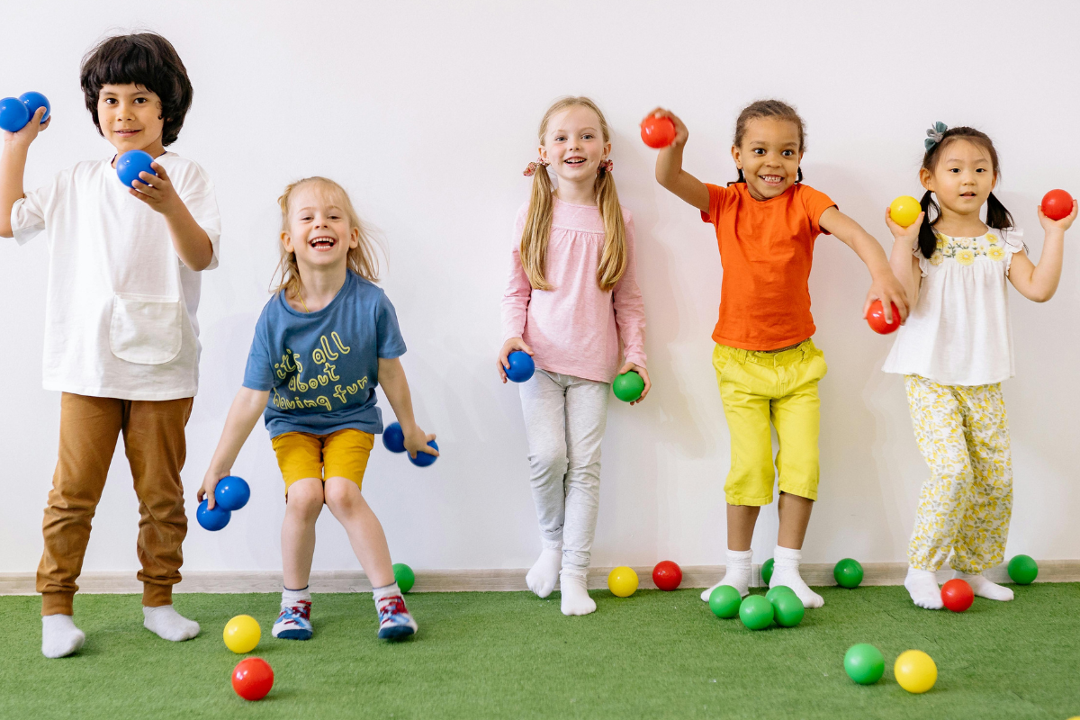 Kinderkurs, Kinder spielen Ball