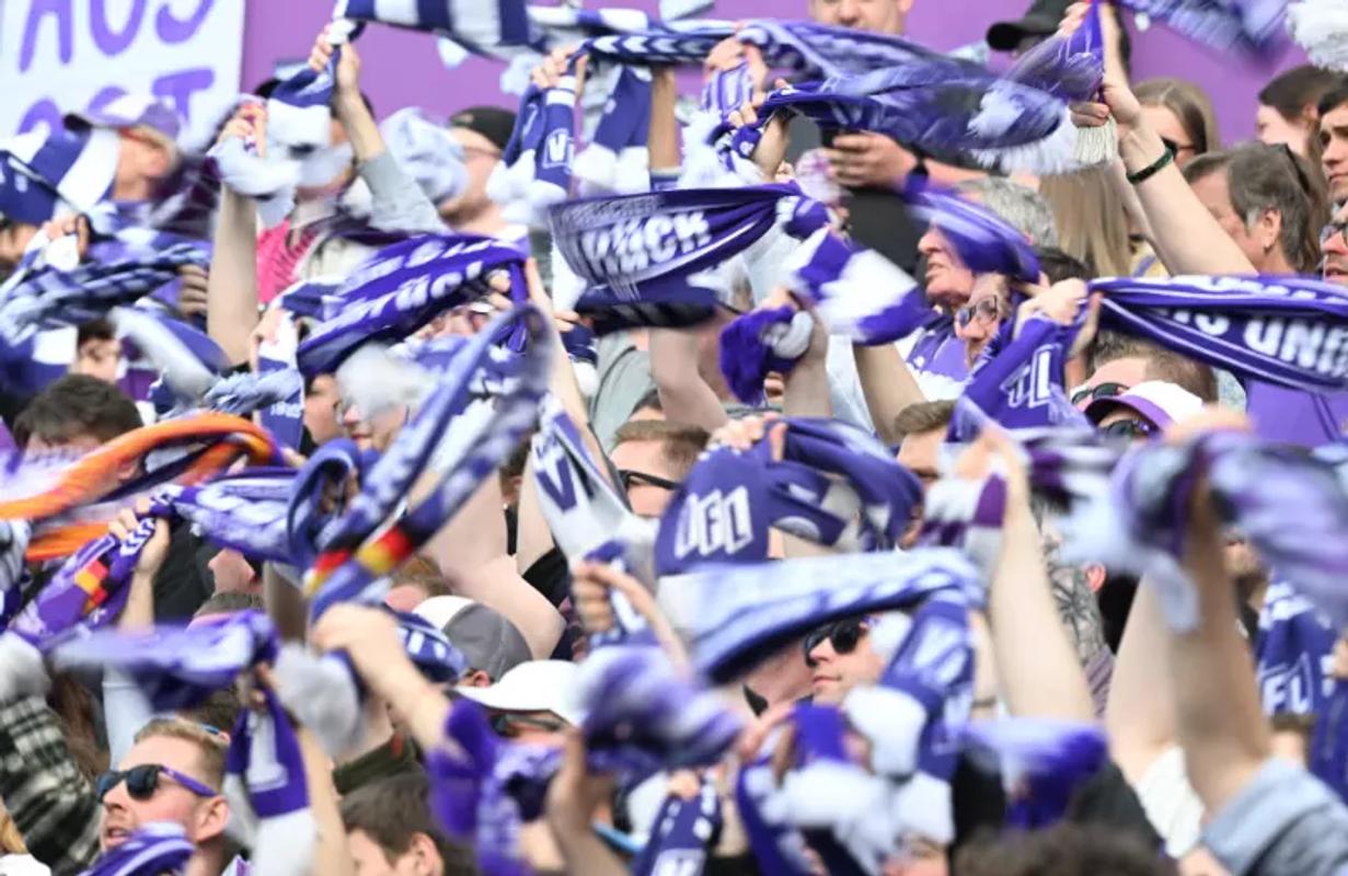 Fans des VfL Osnabrück, die Fanschals wedeln