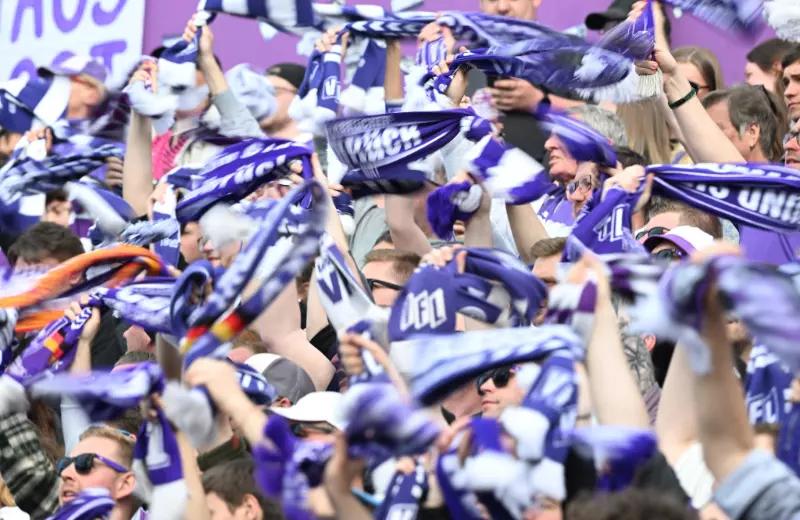 Fans des VfL Osnabrück, die Fanschals wedeln