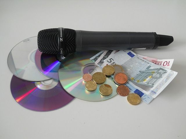 Mikrofon, Geld und CD's
