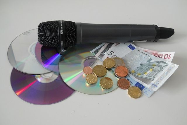 Mikrofon, Geld und CD's