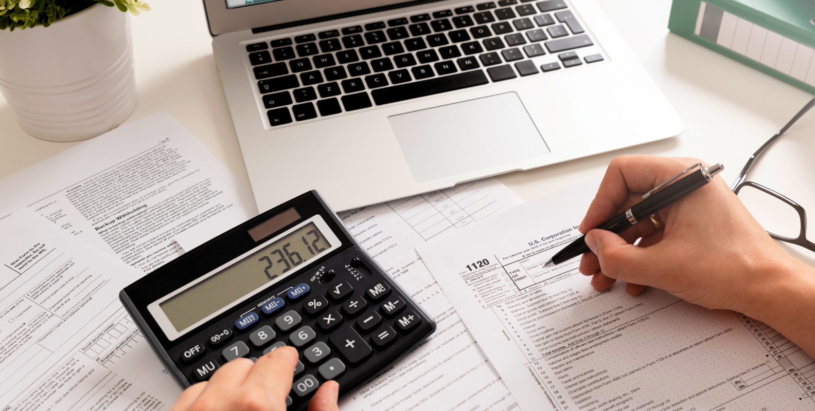 Taschenrechner, Steuerformulare, Laptop