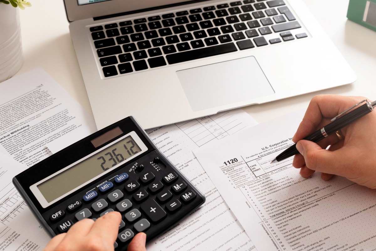 Taschenrechner, Steuerformulare, Laptop