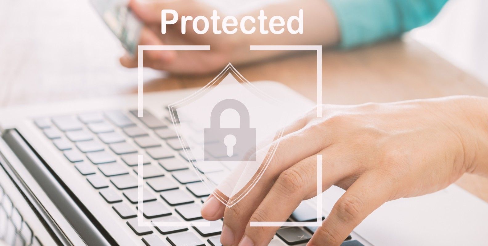 Laptop im Hintergrund, im Vordergrund die Aufschrift Protected und einem Sicherheitsschloss