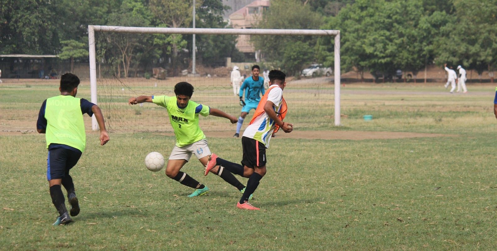 Jugendliche spielen Fußball auf einem Fußballfeld