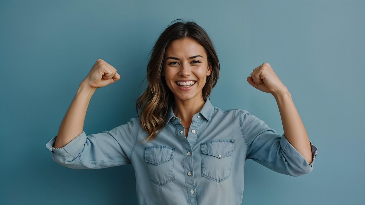 starke Frau lächelt, Selbstbewusstsein, Empowerment, Entscheidungskraft