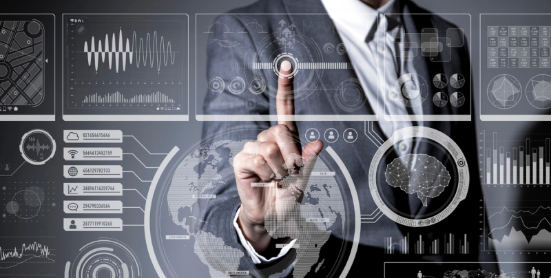 Symbolische Darstellung von Datenanalyse und Bewertung: Ein Geschäftsmann steuert digitale Dashboards mit Kennzahlen, Diagrammen und globalen Datenvisualisierungen.