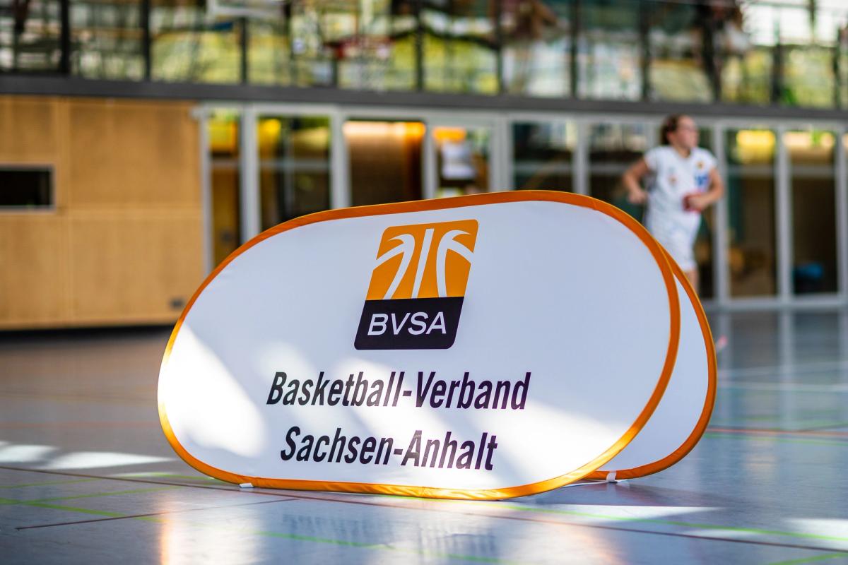 Aufsteller mit Schrift Basketball-Verband Sachsen-Anhalt in einer Turnhalle