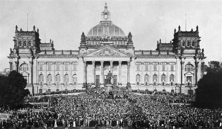 Mass demonstration against violence on May 15, 1919 at the Reichstag building in Berlin, with thousands gathered in front.