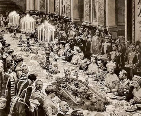 Royal banquet in ornate palace hall, Berlin 1913. Guests in formal attire and military dress uniforms seated at long table with elaborate centerpieces.
