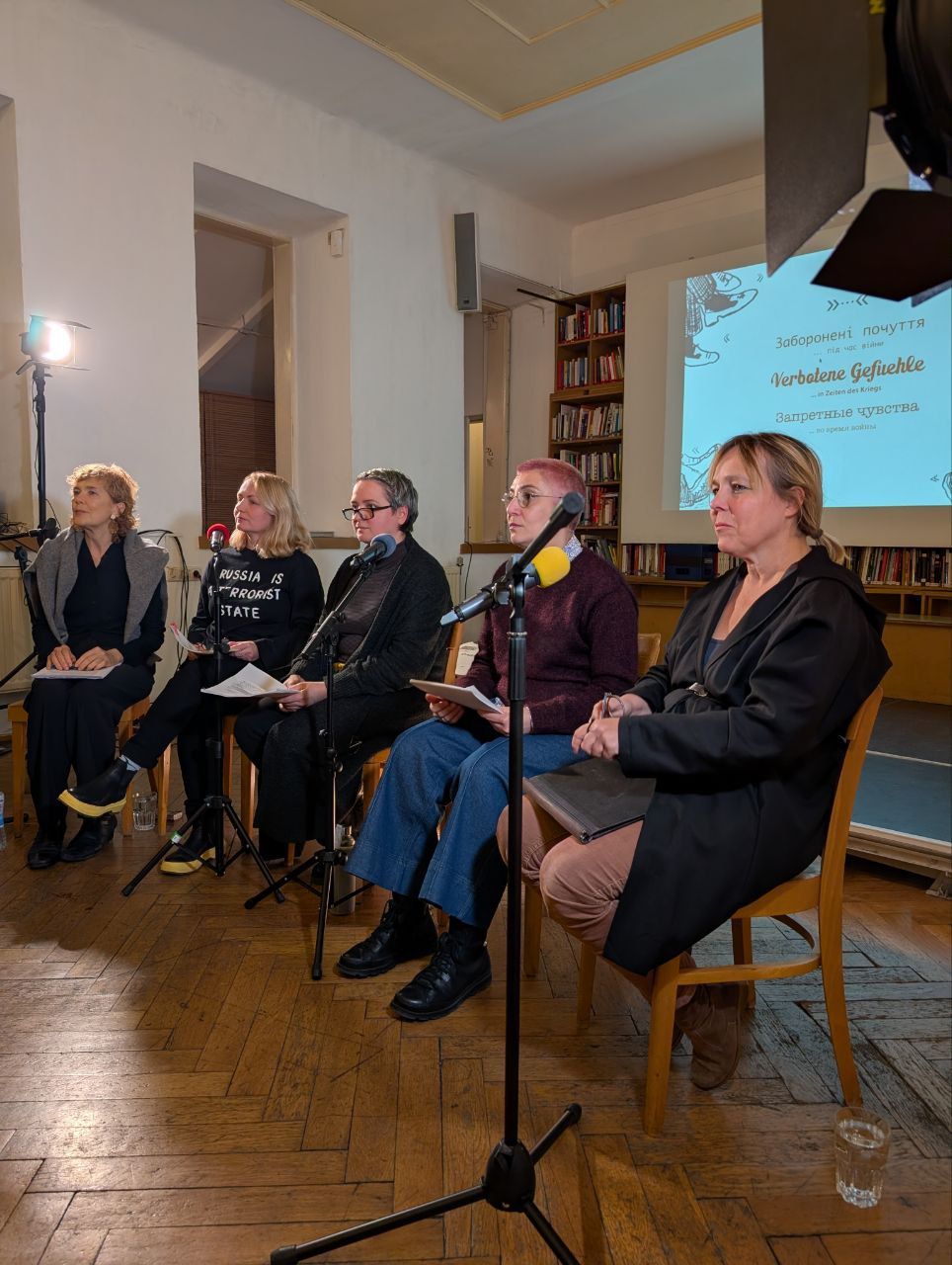 ‘Forbidden Feelings During the War’, written and read by the ‘Girls from Jupiter’ group. Photo by the Dialogbüro Vienna team.