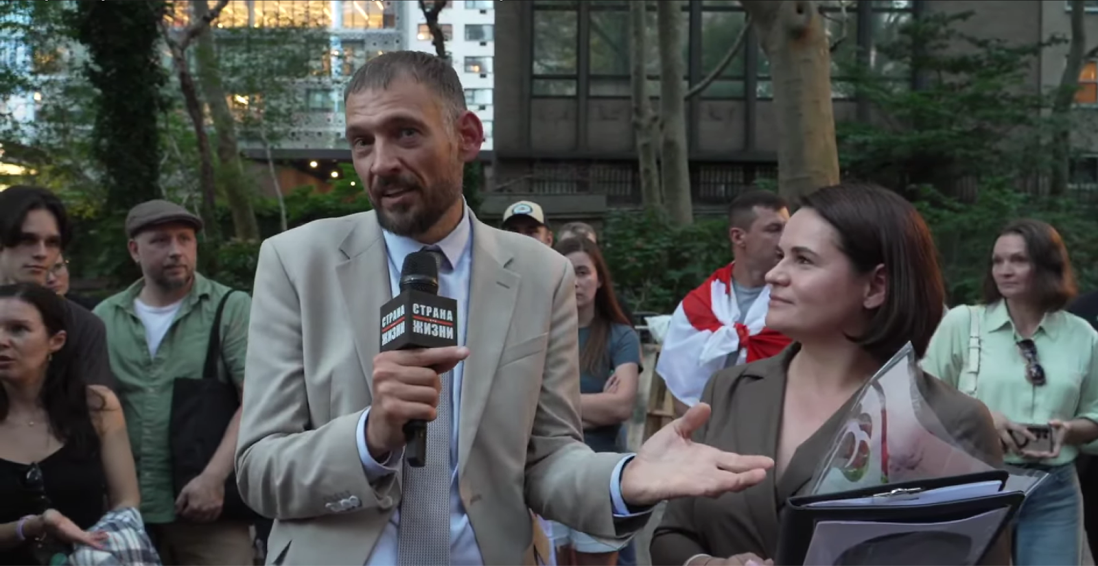 Sviatlana and Siarhei Tiksikhanousky at a meeting with the Belarusian diaspora in New York, September 24, 2025. Photo: Screenshot from the video "Country for Life"