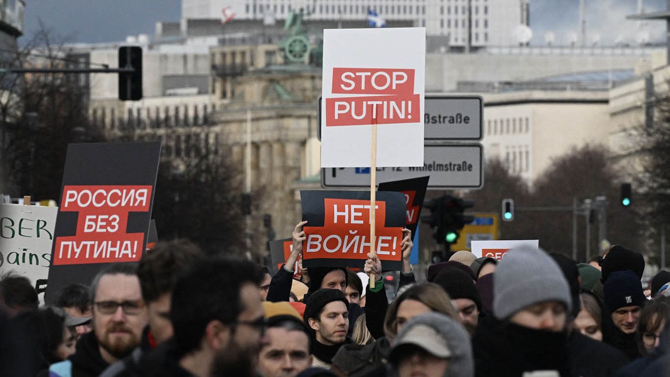 Protesters hold signs reading "Russia without Putin", "No to war" and "Stop Putin during a demonstration of supporters of Russia's exiled opposition in Berlin.Ralf Hirschberger / AFP