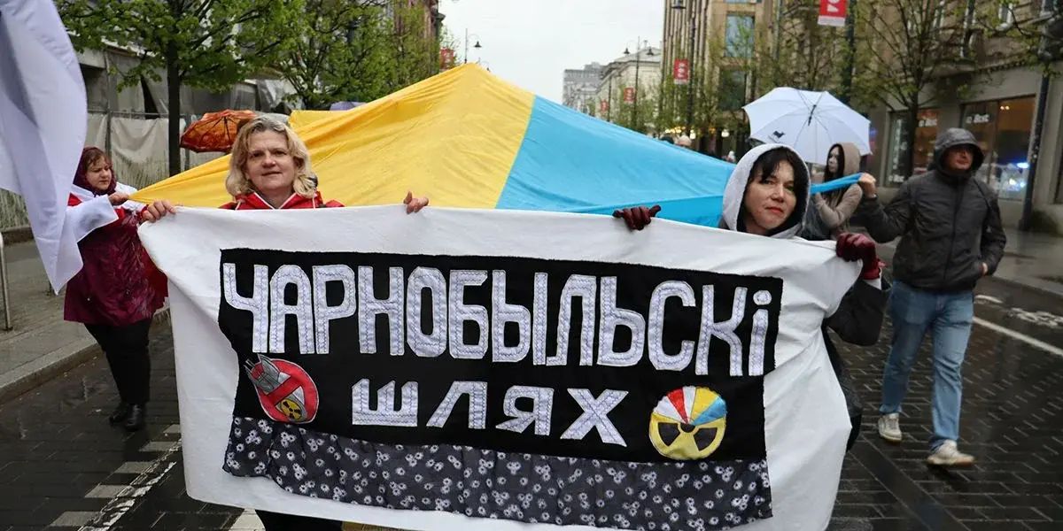Since the violent suppression of the pro-democracy movement in Belarus in 2020, the “Chernobyl Way” marches have taken place abroad – here in 2023 in Vilnius, Lithuania. picture: Alena Vakhrameeva. Licence: All rights reserved