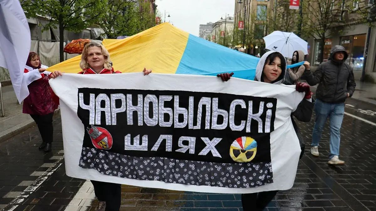 Since the violent suppression of the pro-democracy movement in Belarus in 2020, the “Chernobyl Way” marches have taken place abroad – here in 2023 in Vilnius, Lithuania. picture: Alena Vakhrameeva. Licence: All rights reserved