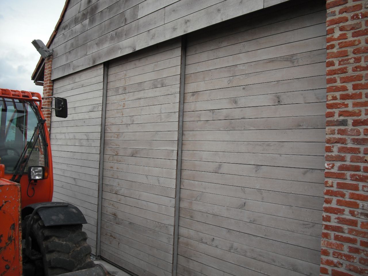 metalen poort met hout afgewerkt