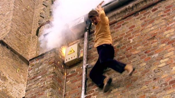 Kevin Janssens aan de kerk van Houtem