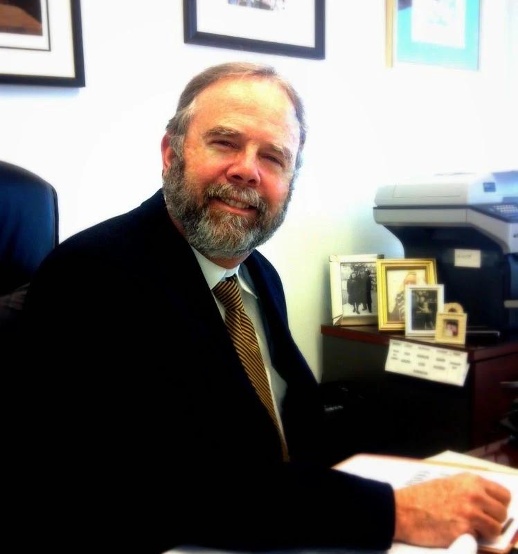 Rodolfo Weiss, abogado de compensación laboral en San Diego, en su escritorio en la oficina de la firma