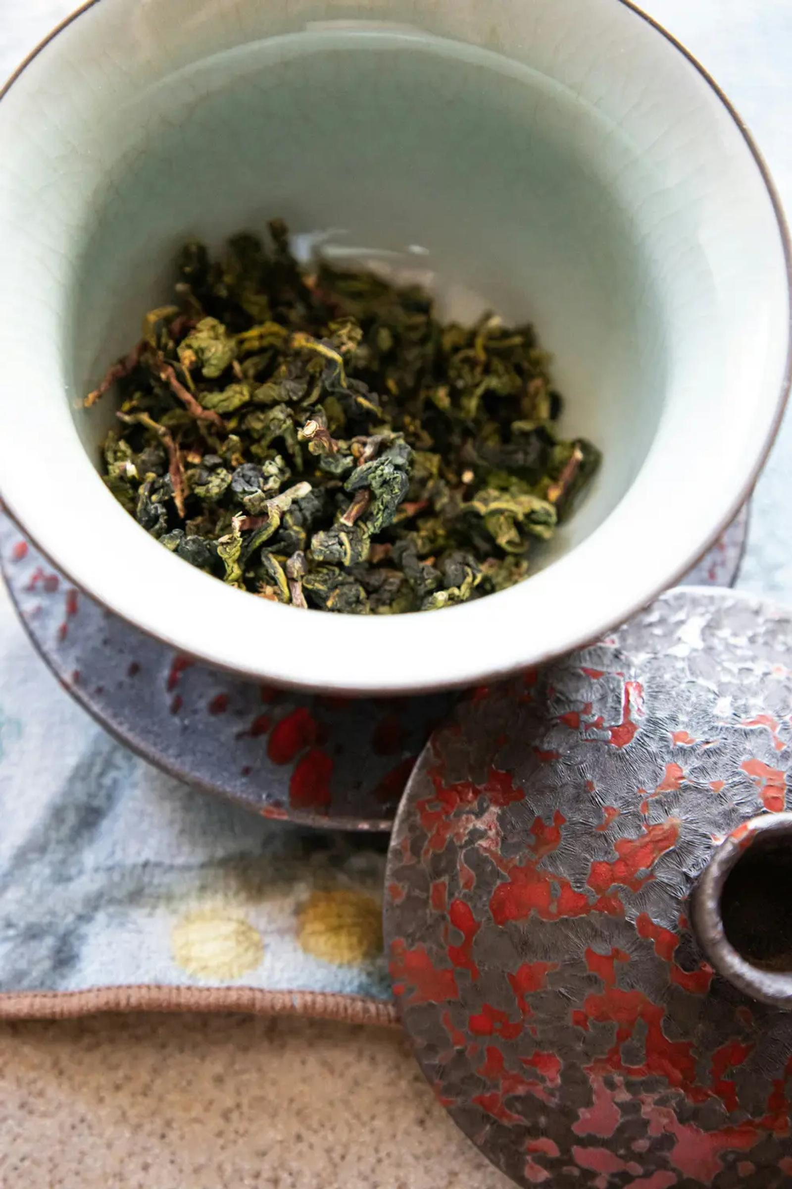 Black leaf and brewed cup