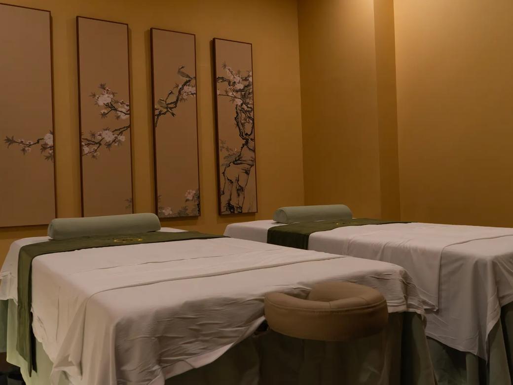 A treatment room, birds and blossoms on silk
