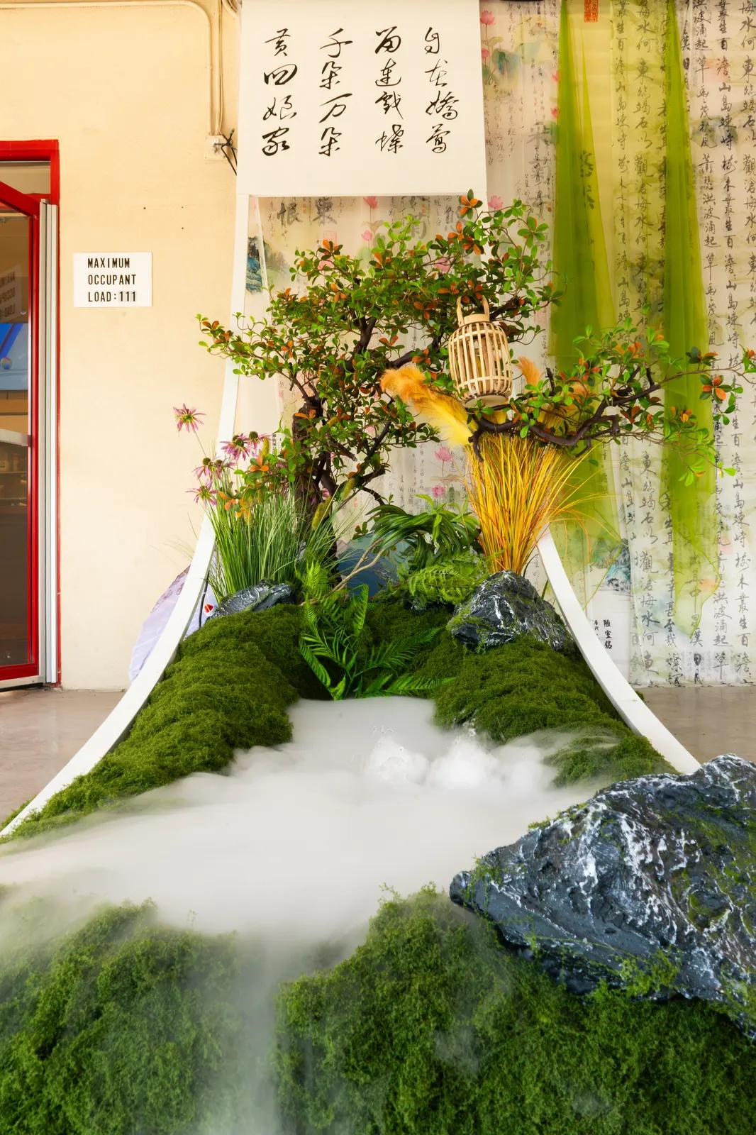 The indoor stream, moss and mist