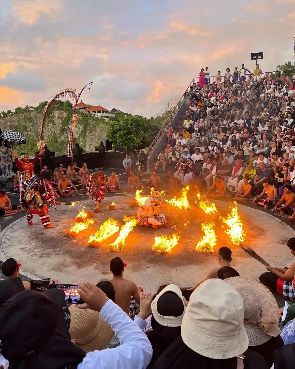 Pertunjukan tari Kecak api tradisional di Pura Uluwatu Bali dengan penonton yang memadati area saat matahari terbenam