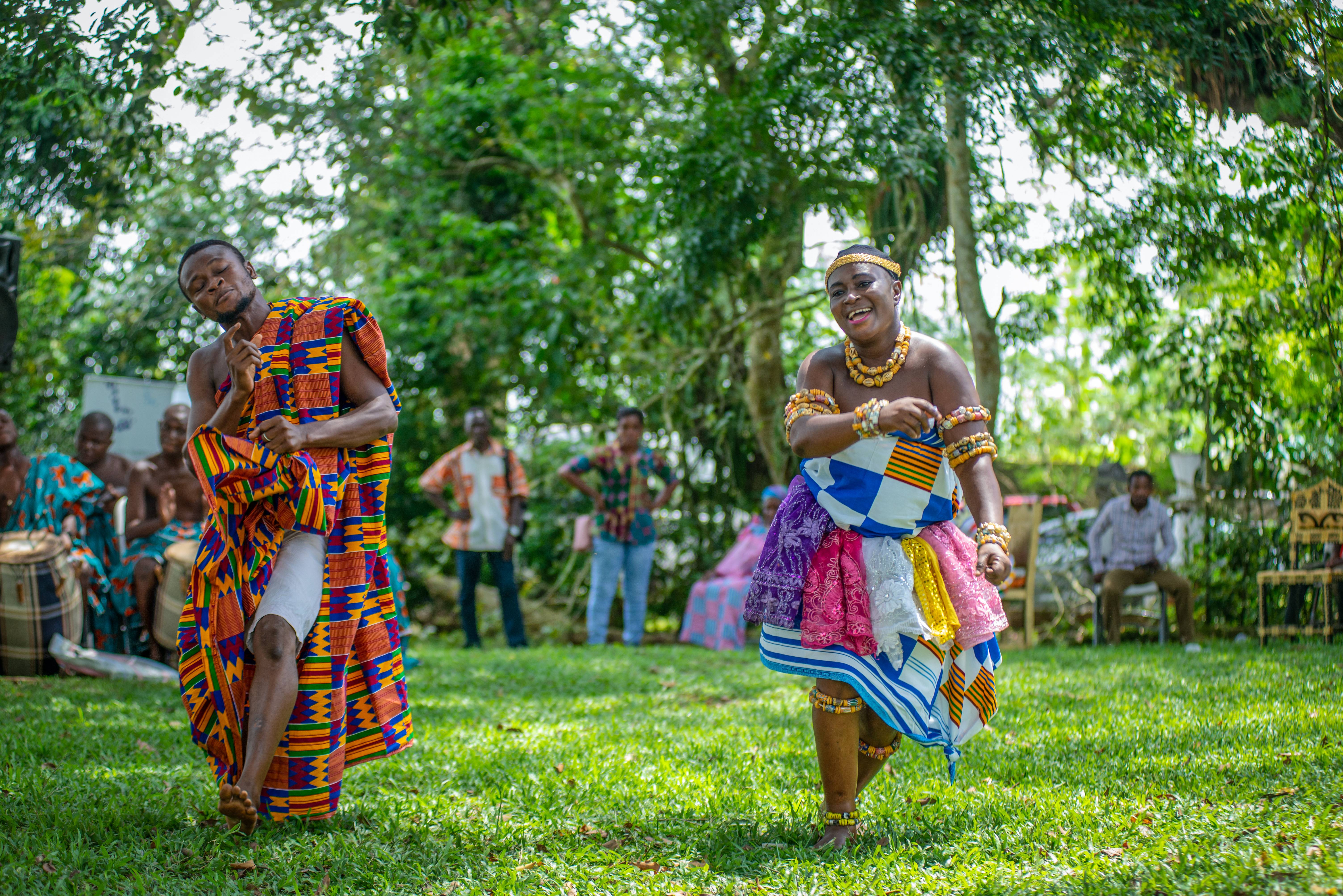 uomo e donna ballano danze tradizionali ghana