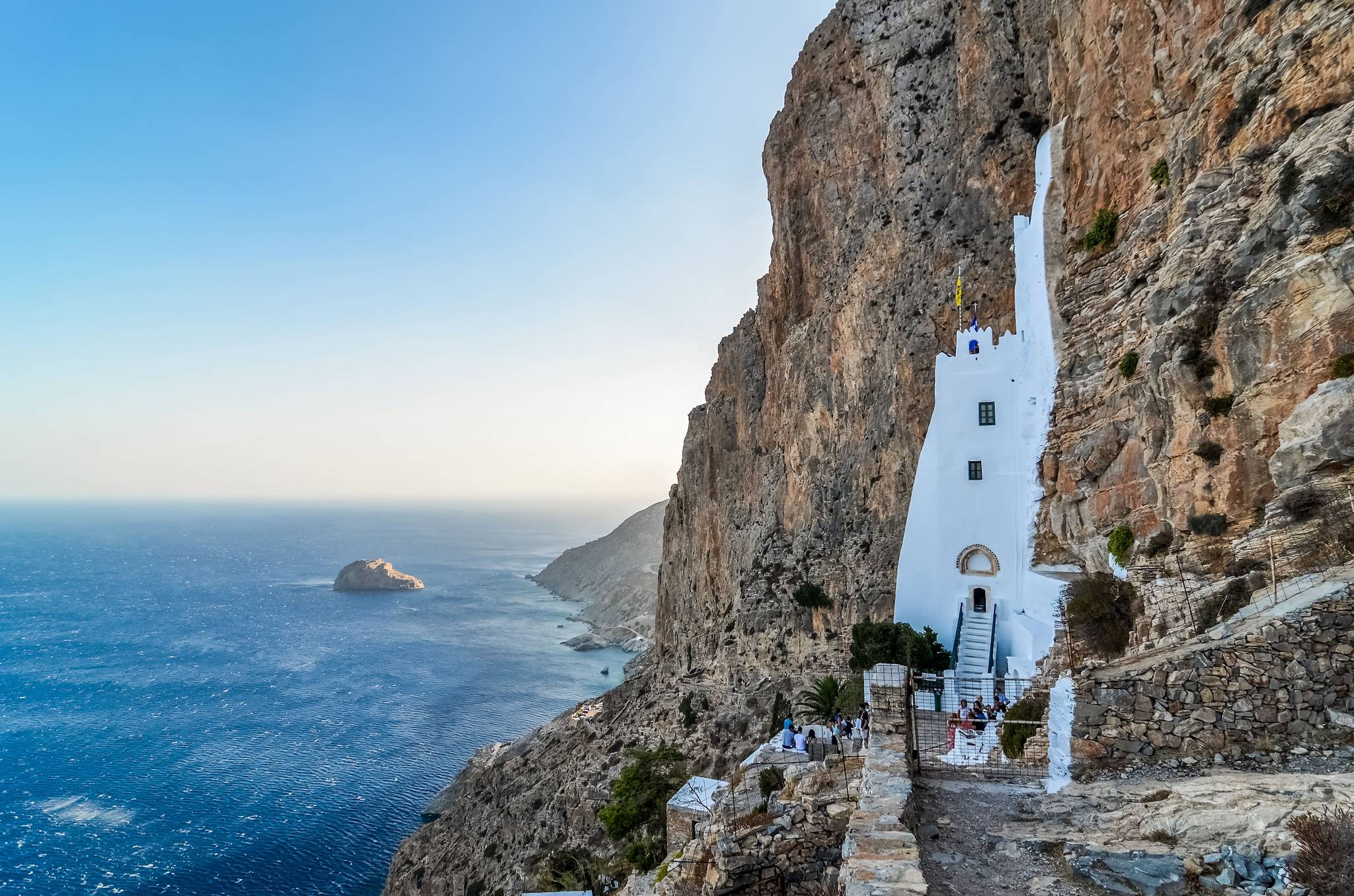 monastero di hozoviotissa isola di amorgos in grecia
