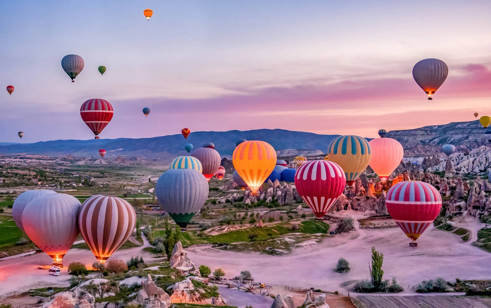 mongolfiere in volo sopra la cappadocia al tramonto