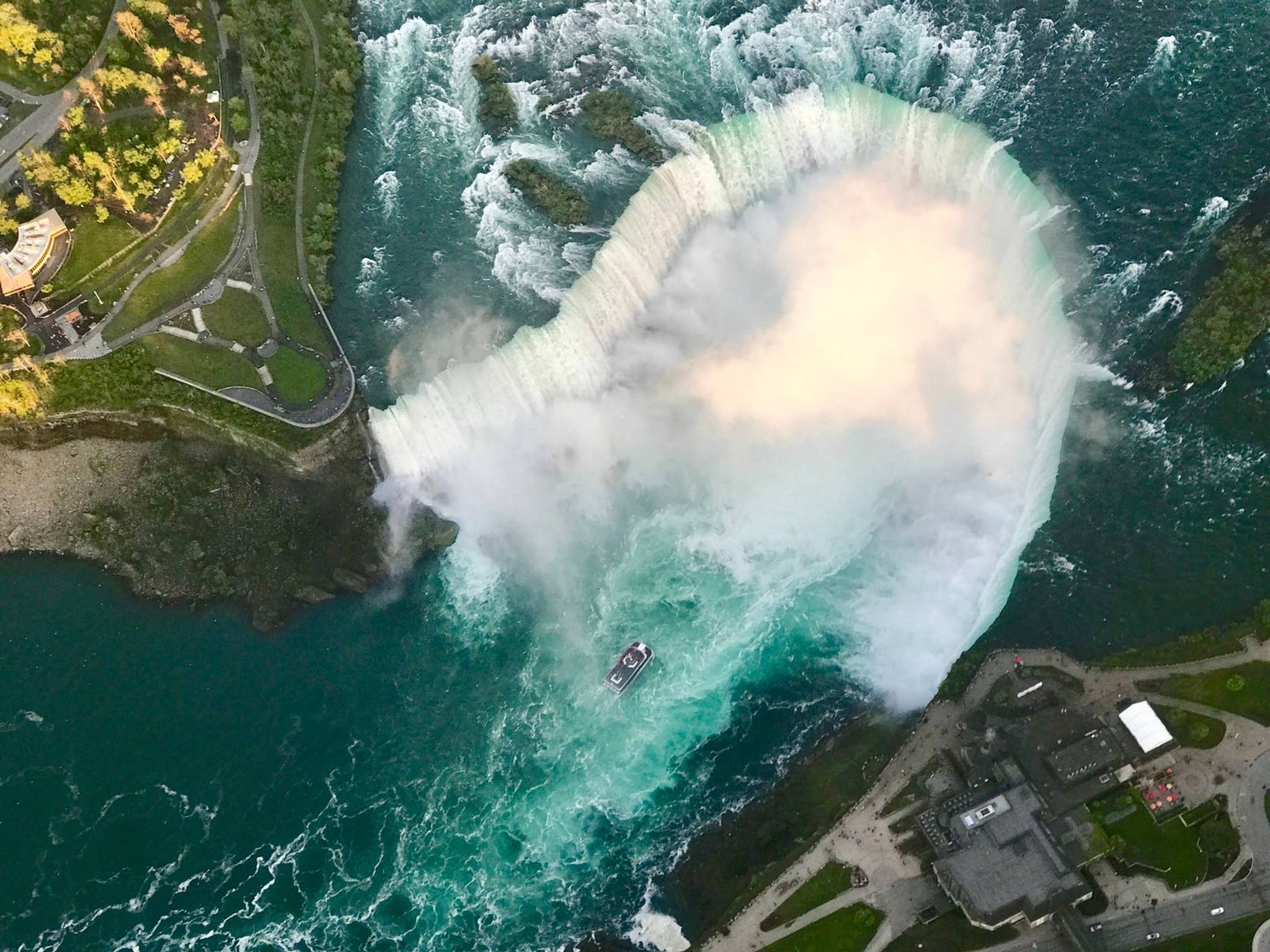 barca sotto alle cascate del niagara