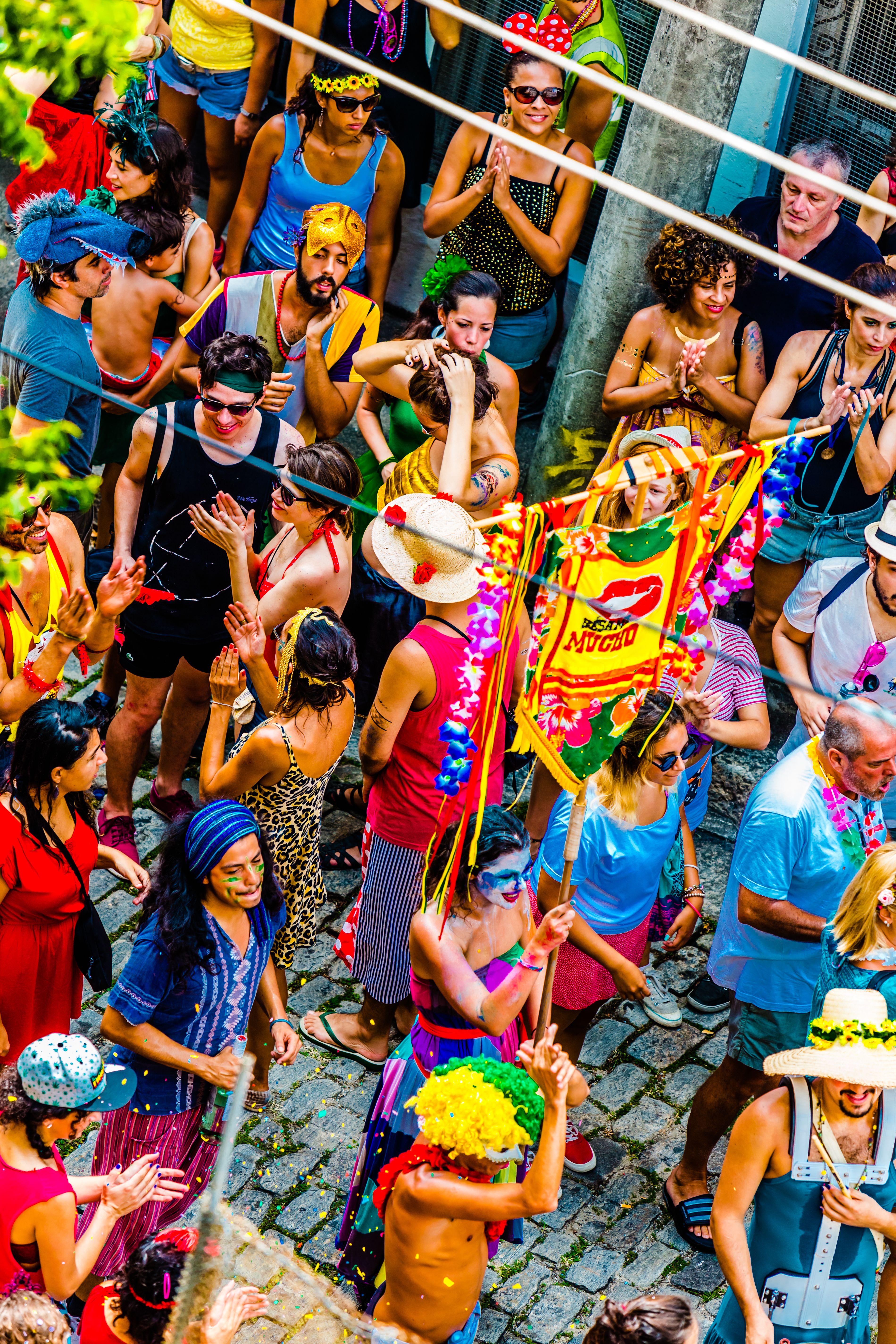 persone festeggiano in brasile