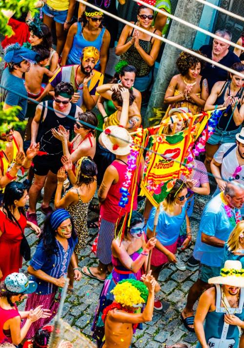 persone festeggiano in brasile