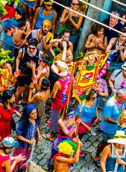 persone festeggiano in brasile