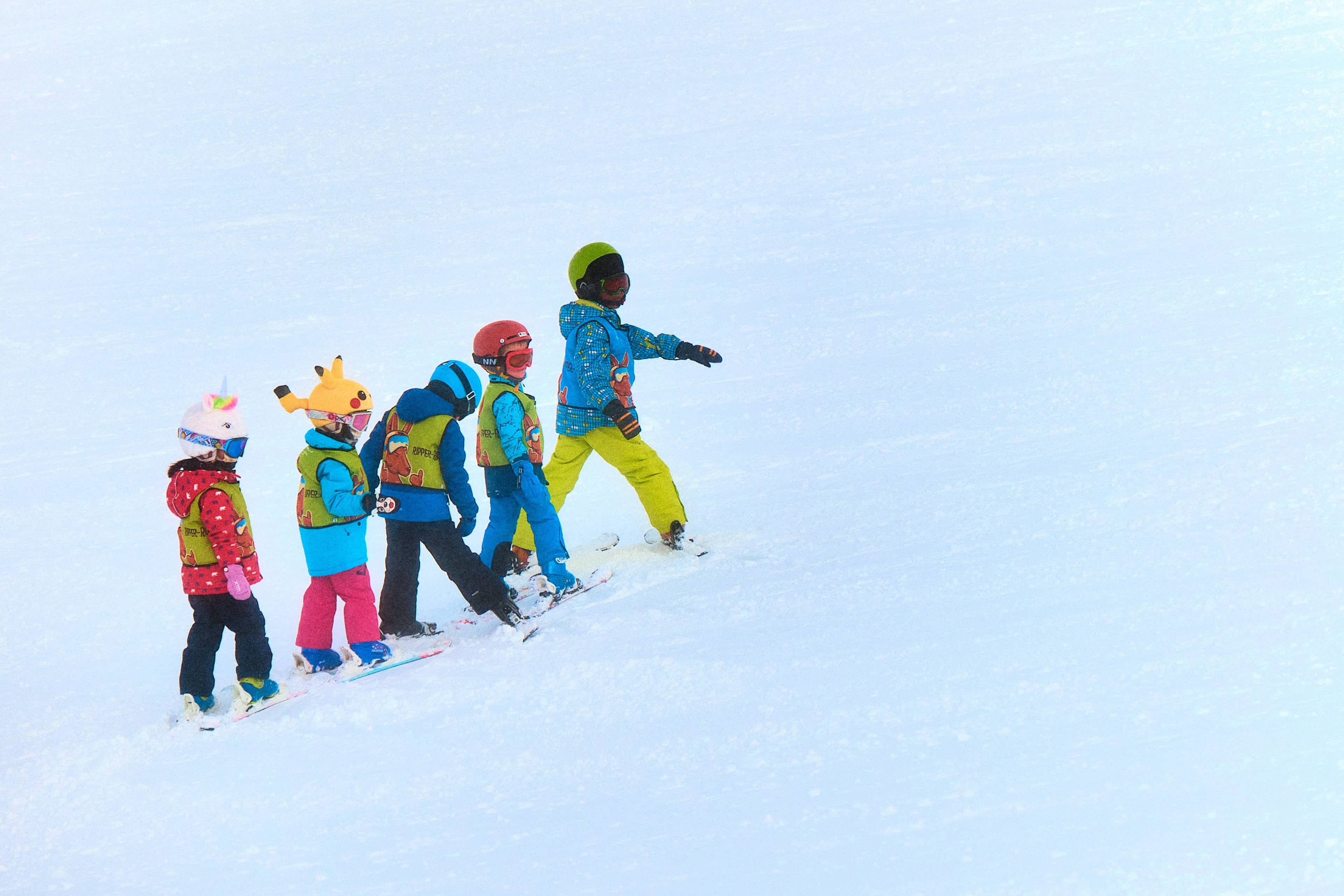 bambini sugli sci