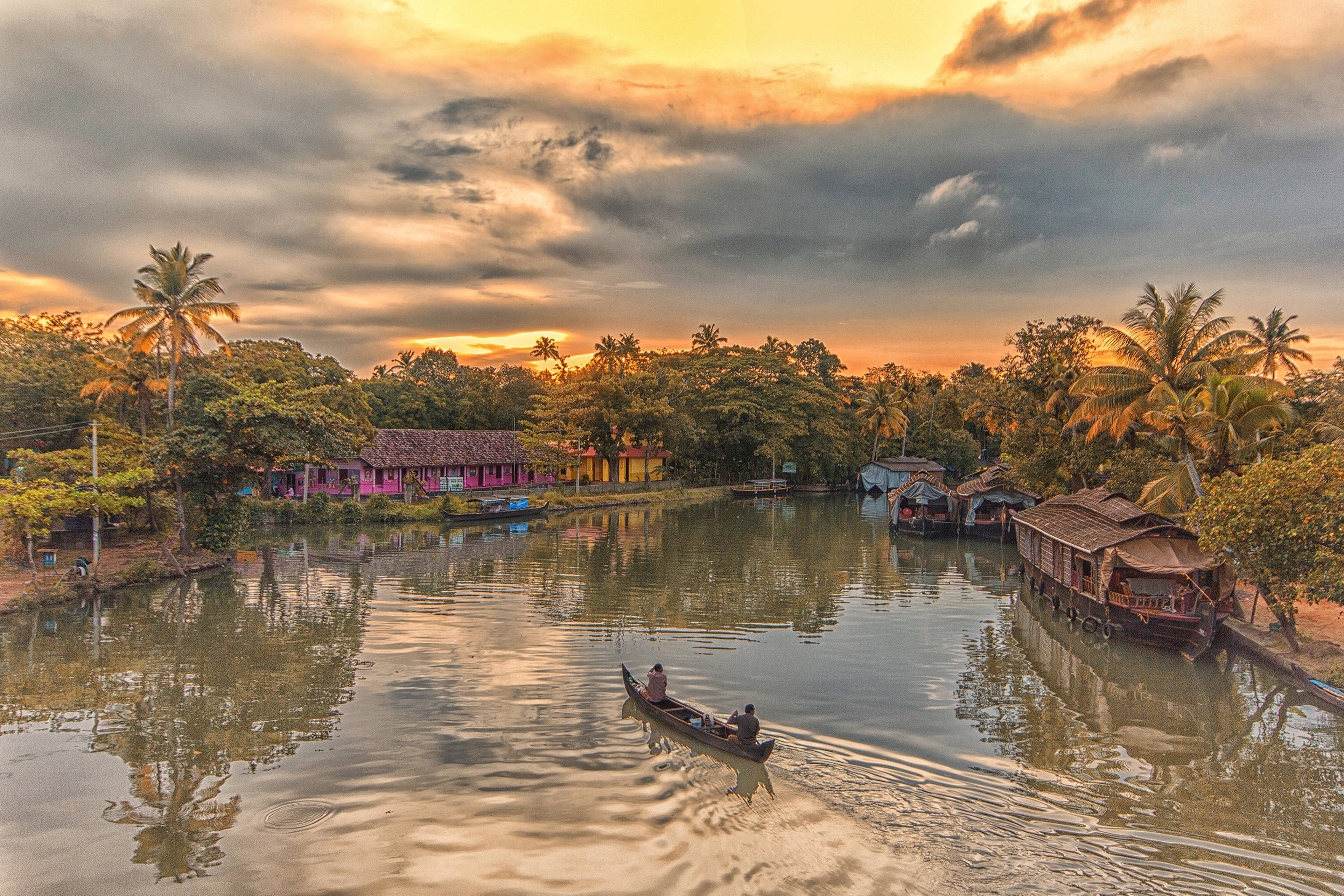 paesaggio su fiume e case tipiche a backwaters