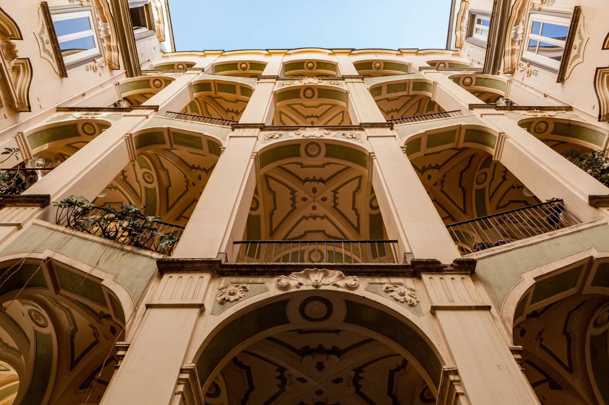 facciata palazzo dello spagnuolo napoli