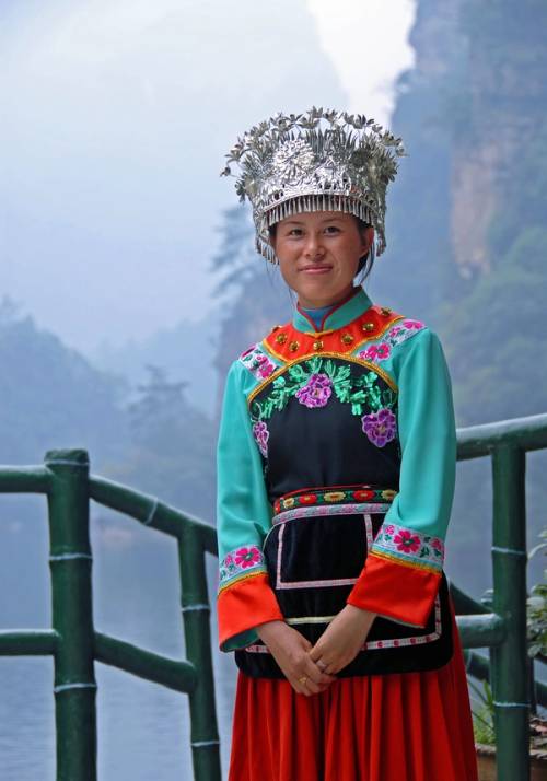 ragazza con abiti tradizionali cinesi