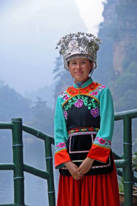 ragazza con abiti tradizionali cinesi