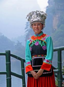 ragazza con abiti tradizionali cinesi