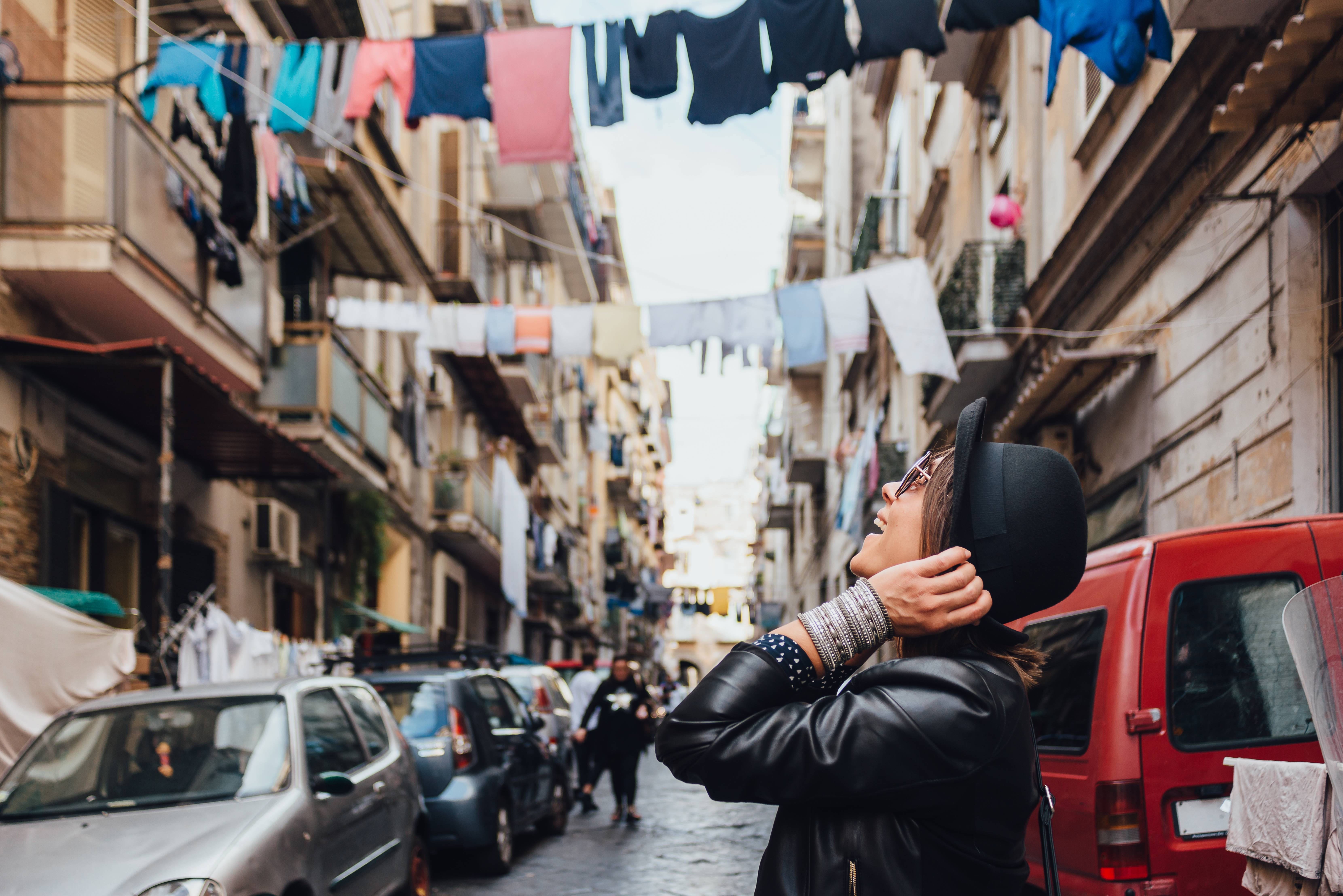 ragazza in visita a napoli
