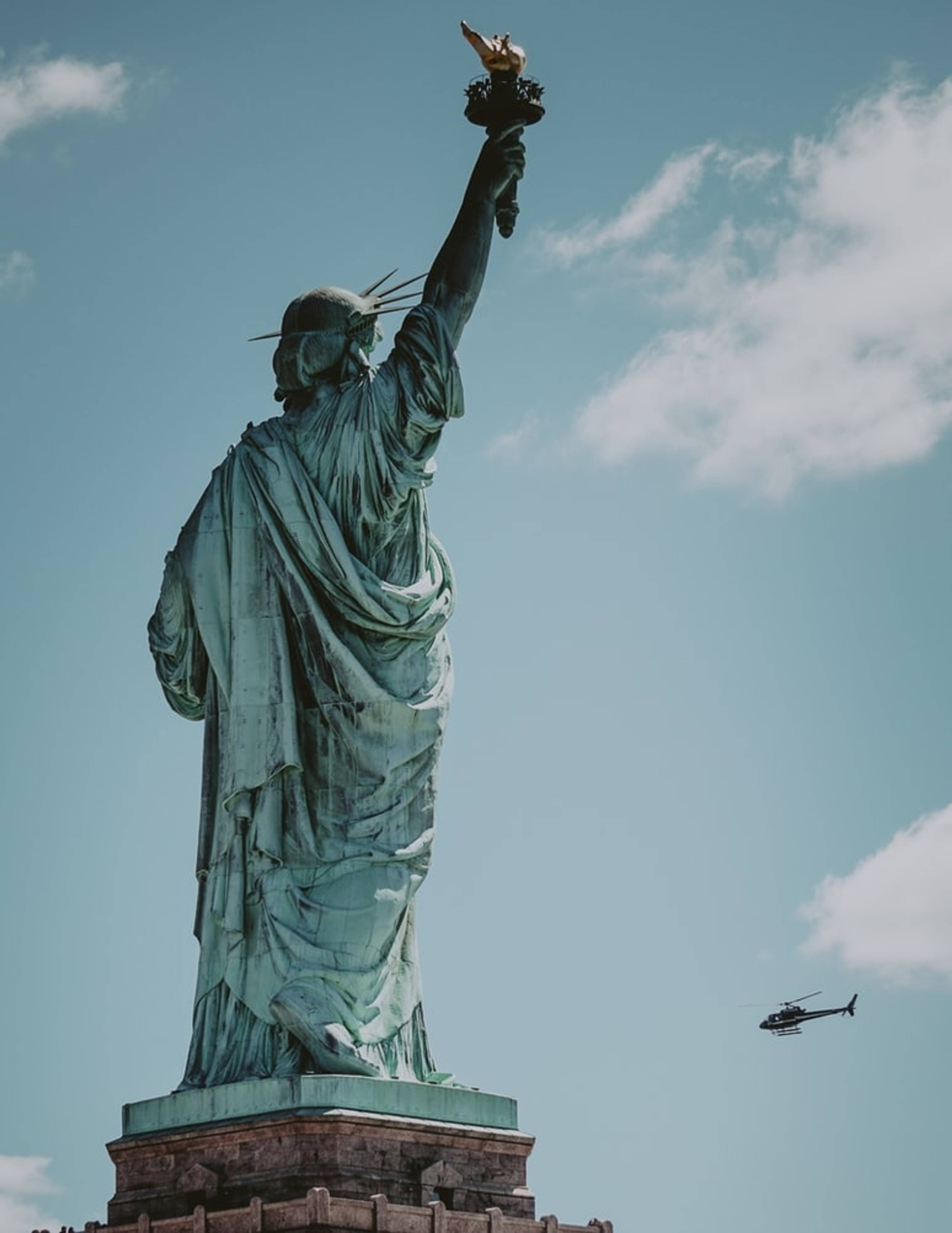 Statua della Libertà con elicottero