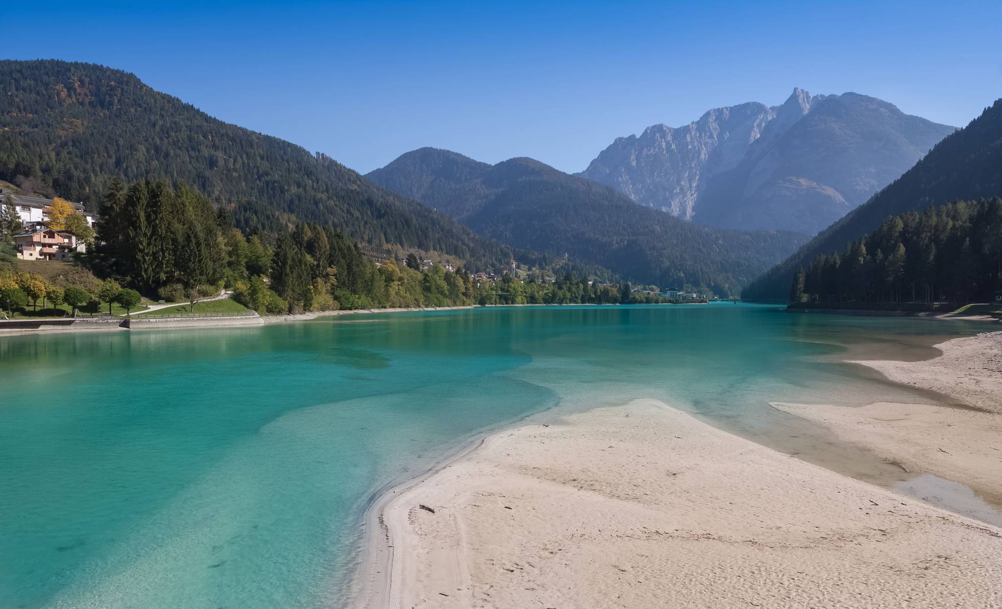 spiaggia del lago di santa caterina ad auronzo di cadore