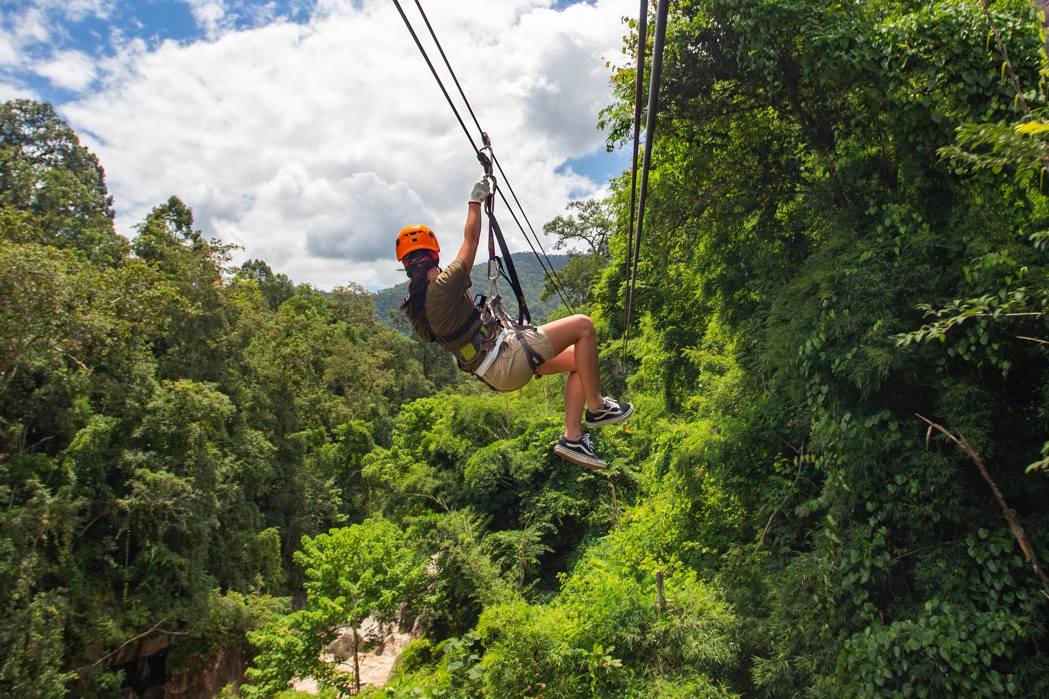 donna si lancia nella foresta con zipline