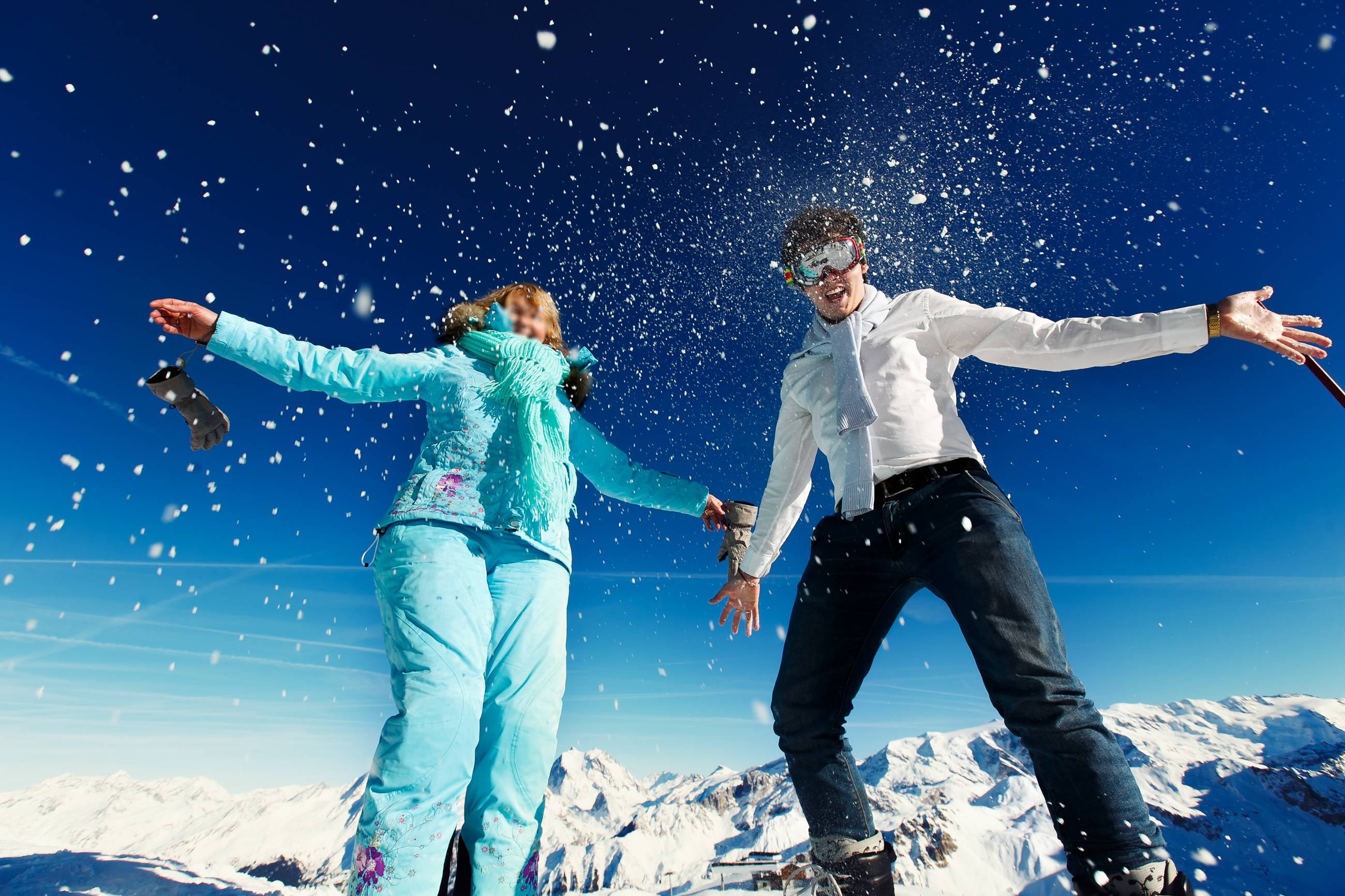gruppo di sciatori nella neve