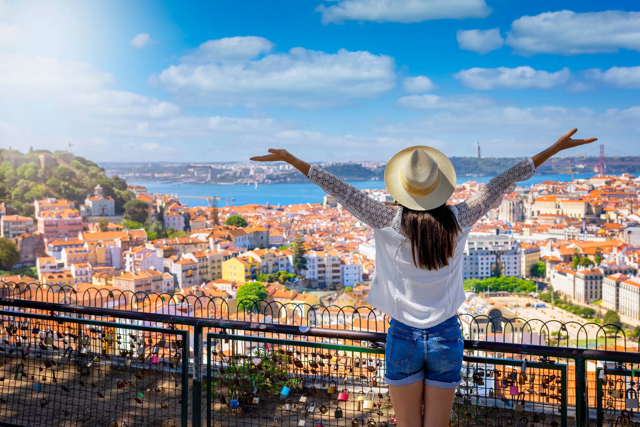 ragazza di spalle che guarda il panorama di lisbona